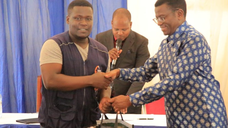 Omu ku bannamawulire nga Katikkiro amukwasa ekirabo.